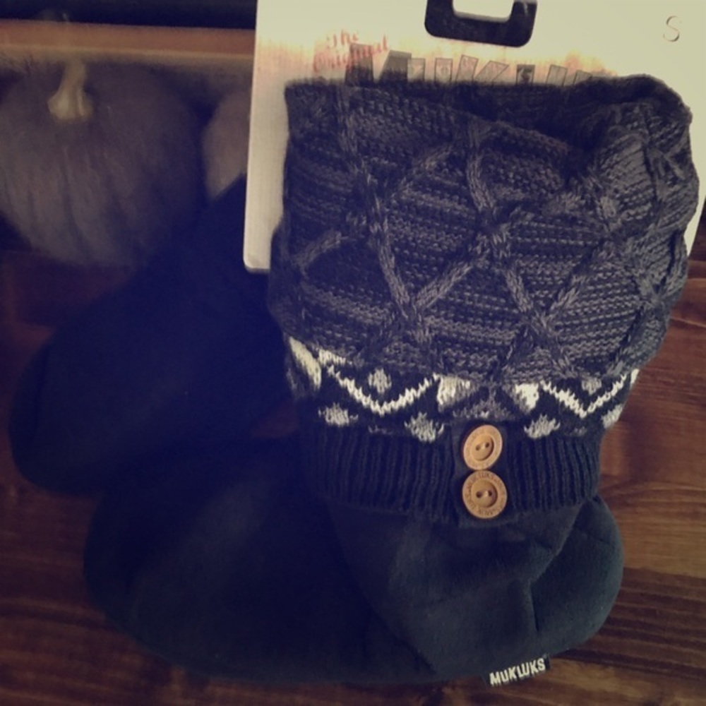 NWT Mukluks Black ❄️ Cuffed Slippers S 5-6